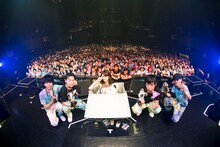 「植田真梨恵SPECIAL LIVE "PALPABLE! BUBBLE! LIVE! -SUMMER 2016-“」東京・赤坂BLITZ公演の様子。（撮影：竹谷さくら）