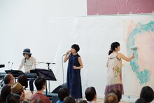 「シンシアリー・ユアーズ - 親愛なるあなたの 大宮エリーより」関連イベント ライブペインティングの様子。（撮影：市川タカヒロ）