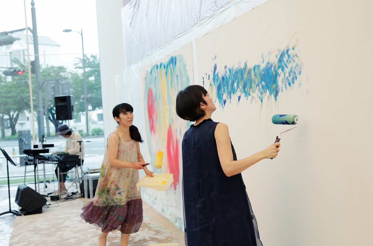 「シンシアリー・ユアーズ - 親愛なるあなたの 大宮エリーより」関連イベント ライブペインティングの様子。（撮影：市川タカヒロ）