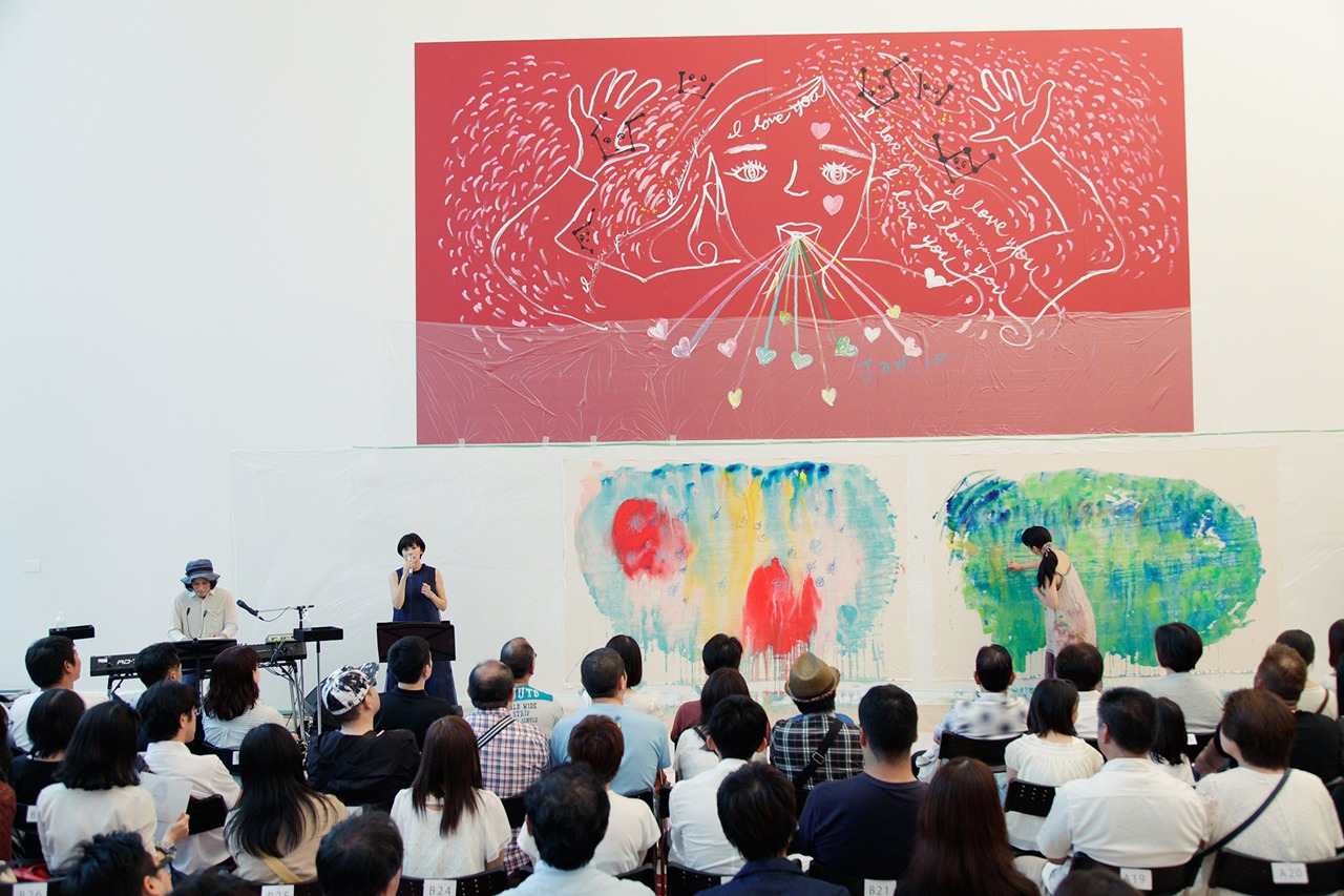 「シンシアリー・ユアーズ - 親愛なるあなたの 大宮エリーより」関連イベント ライブペインティングの様子。（撮影：市川タカヒロ）