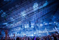 「AAA ARENA TOUR 2016 -LEAP OVER-」幕張メッセ9-11ホール7月3日公演の様子。 （写真提供：エイベックス・ミュージック・クリエイティヴ）