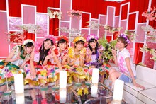 ももいろクローバーZと南明奈。(c)フジテレビ