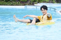 流れるプールでMCパート収録を行うユースケ（超特急）。