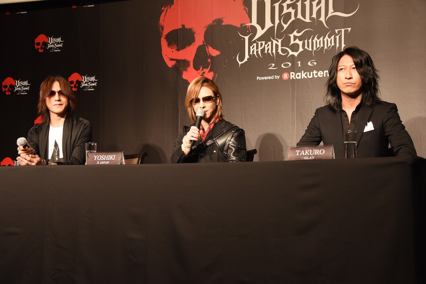左からSUGIZO（LUNA SEA, X JAPAN）、YOSHIKI（X JAPAN）、TAKURO（GLAY）。