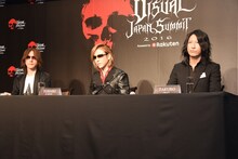 左からSUGIZO（LUNA SEA, X JAPAN）、YOSHIKI（X JAPAN）、TAKURO（GLAY）。