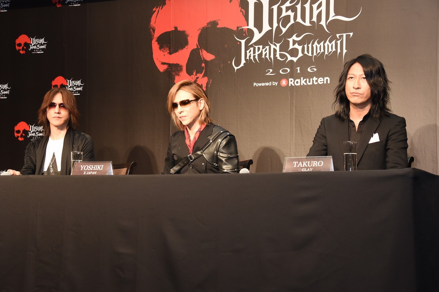 左からSUGIZO（LUNA SEA, X JAPAN）、YOSHIKI（X JAPAN）、TAKURO（GLAY）。
