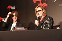 左からSUGIZO（LUNA SEA, X JAPAN）、YOSHIKI（X JAPAN）。