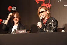 左からSUGIZO（LUNA SEA, X JAPAN）、YOSHIKI（X JAPAN）。