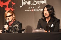 左からYOSHIKI（X JAPAN）、TAKURO（GLAY）。