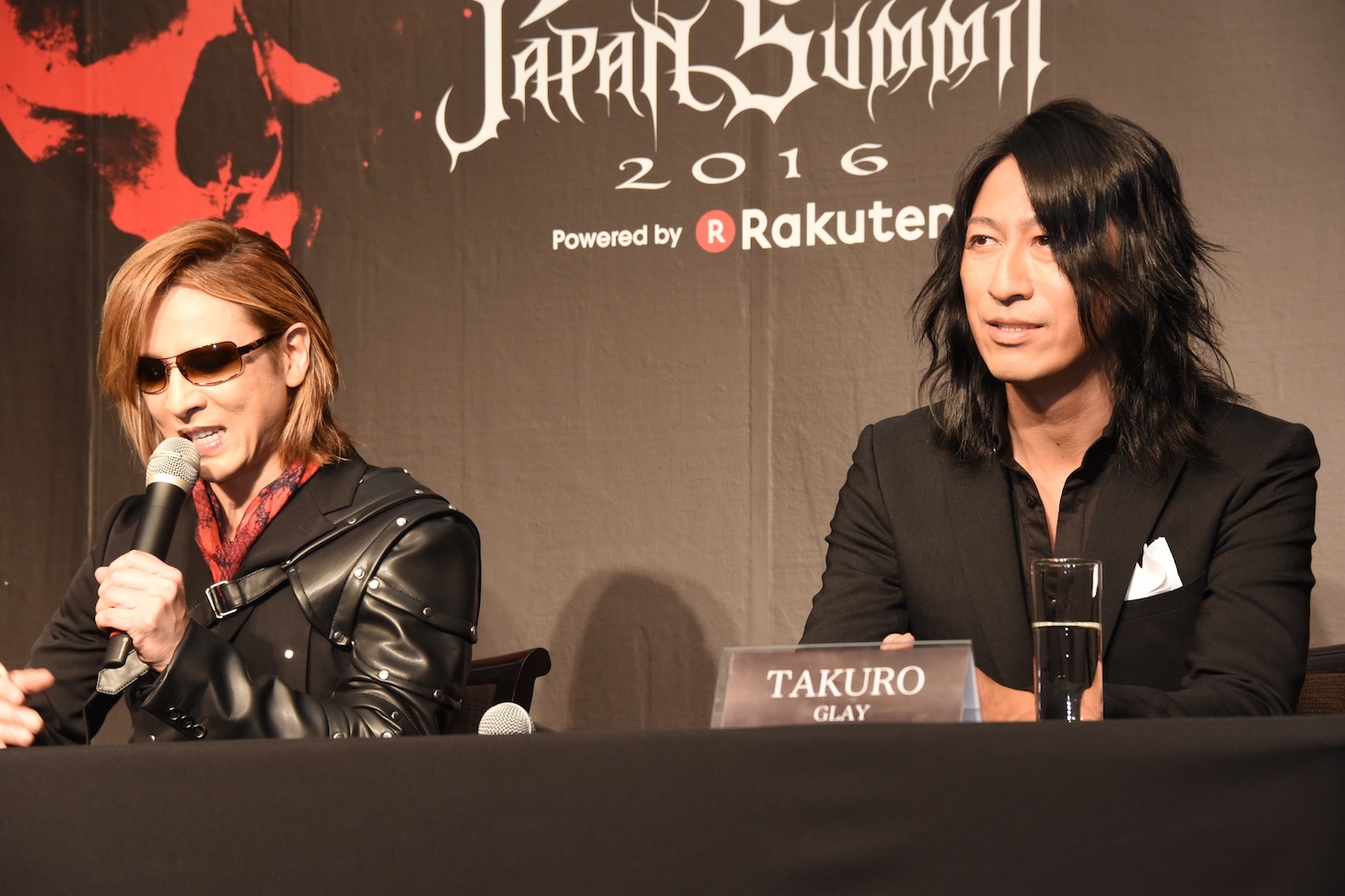左からYOSHIKI（X JAPAN）、TAKURO（GLAY）。