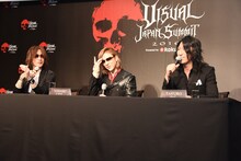 左からSUGIZO（LUNA SEA, X JAPAN）、YOSHIKI（X JAPAN）、TAKURO（GLAY）。