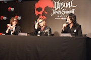 左からSUGIZO(LUNA SEA, X JAPAN)、YOSHIKI(X JAPAN)、TAKURO(GLAY)。