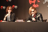 左からSUGIZO（LUNA SEA, X JAPAN）、YOSHIKI（X JAPAN）。