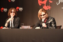 左からSUGIZO（LUNA SEA, X JAPAN）、YOSHIKI（X JAPAN）。