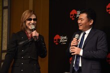 左からYOSHIKI（X JAPAN）、三木谷浩史楽天株式会社代表取締役会長兼社長。