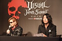 左からYOSHIKI（X JAPAN）、TAKURO（GLAY）。