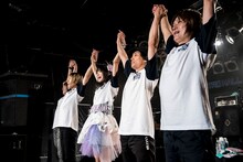 渡部優衣（中央）とイエローサンダーズ。（Photo by Kousuke Umebayashi）