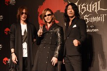 左からSUGIZO（LUNA SEA, X JAPAN）、YOSHIKI（X JAPAN）、TAKURO（GLAY）。