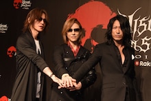 7月25日に行われた記者会見の様子。左からSUGIZO（LUNA SEA, X JAPAN）、YOSHIKI（X JAPAN）、TAKURO（GLAY）。