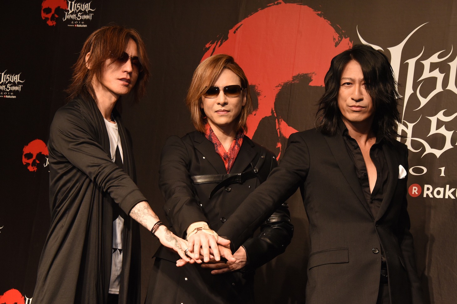 7月25日に行われた記者会見の様子。左からSUGIZO（LUNA SEA, X JAPAN）、YOSHIKI（X JAPAN）、TAKURO（GLAY）。