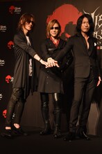 左からSUGIZO（LUNA SEA, X JAPAN）、YOSHIKI（X JAPAN）、TAKURO（GLAY）。