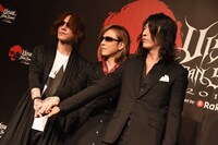 左からSUGIZO（LUNA SEA, X JAPAN）、YOSHIKI（X JAPAN）、TAKURO（GLAY）。
