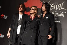 左からSUGIZO（LUNA SEA, X JAPAN）、YOSHIKI（X JAPAN）、TAKURO（GLAY）。
