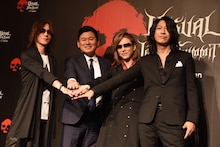 左からSUGIZO（LUNA SEA, X JAPAN）、三木谷浩史楽天株式会社代表取締役会長兼社長、YOSHIKI（X JAPAN）、TAKURO（GLAY）。
