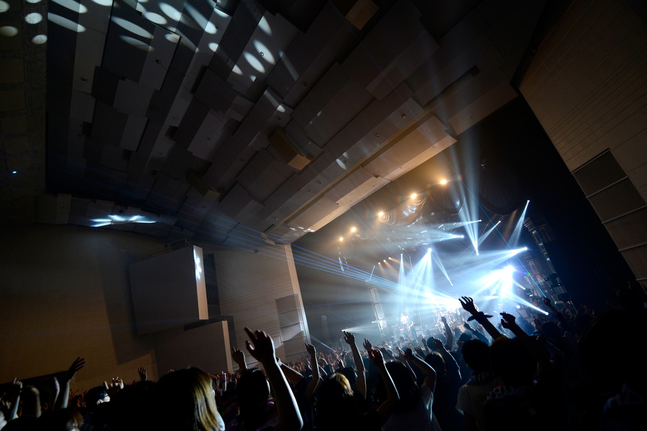 back numberが4月に行った「back number tour 2016 “ミラーボールとシャンデリア”」群馬・ベイシア文化ホール公演の様子。（撮影：半田安政[Showcase]）