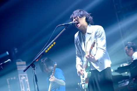 back number「back number tour 2016 “ミラーボールとシャンデリア”」群馬・ヤマダグリーンドーム前橋公演の様子。（撮影：半田安政[Showcase]）