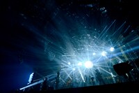 back number「back number tour 2016 “ミラーボールとシャンデリア”」群馬・ヤマダグリーンドーム前橋公演の様子。（撮影：半田安政[Showcase]）