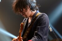 back numberが4月に行った「back number tour 2016 “ミラーボールとシャンデリア”」群馬・ベイシア文化ホール公演の様子。（撮影：半田安政[Showcase]）