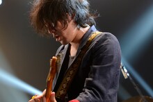 back numberが4月に行った「back number tour 2016 “ミラーボールとシャンデリア”」群馬・ベイシア文化ホール公演の様子。（撮影：半田安政[Showcase]）