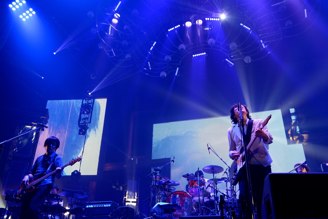 back number「back number tour 2016 “ミラーボールとシャンデリア”」群馬・ヤマダグリーンドーム前橋公演の様子。（撮影：半田安政[Showcase]）