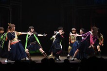 「舞台『マジすか学園』～Lost In The SurperMarket～」 のワンシーン。(c)AKS