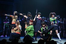 「舞台『マジすか学園』～Lost In The SurperMarket～」 のワンシーン。(c)AKS