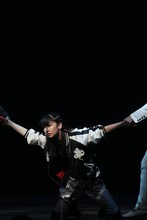 「舞台『マジすか学園』～Lost In The SurperMarket～」 のワンシーン。(c)AKS