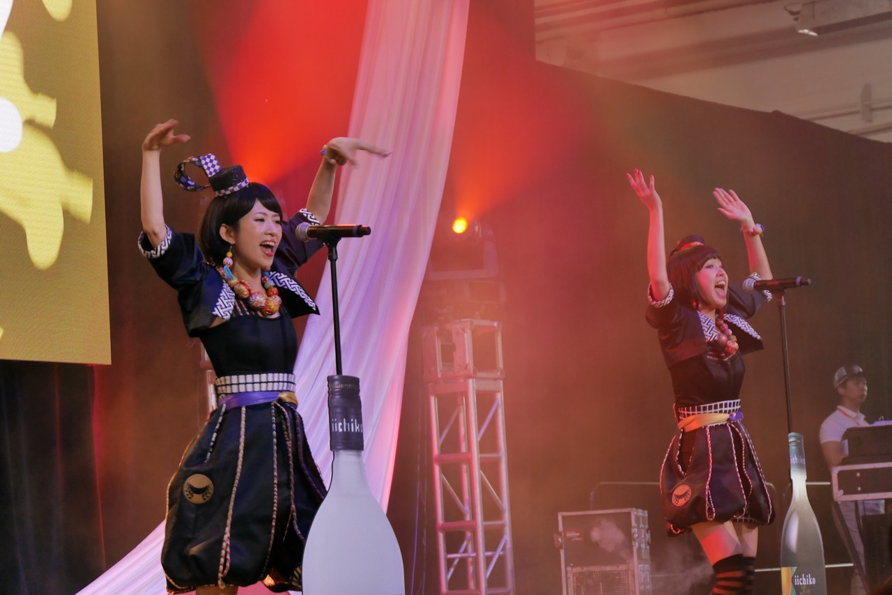 「J-POP SUMMIT 2016」で行われたYANAKIKUのライブの様子。