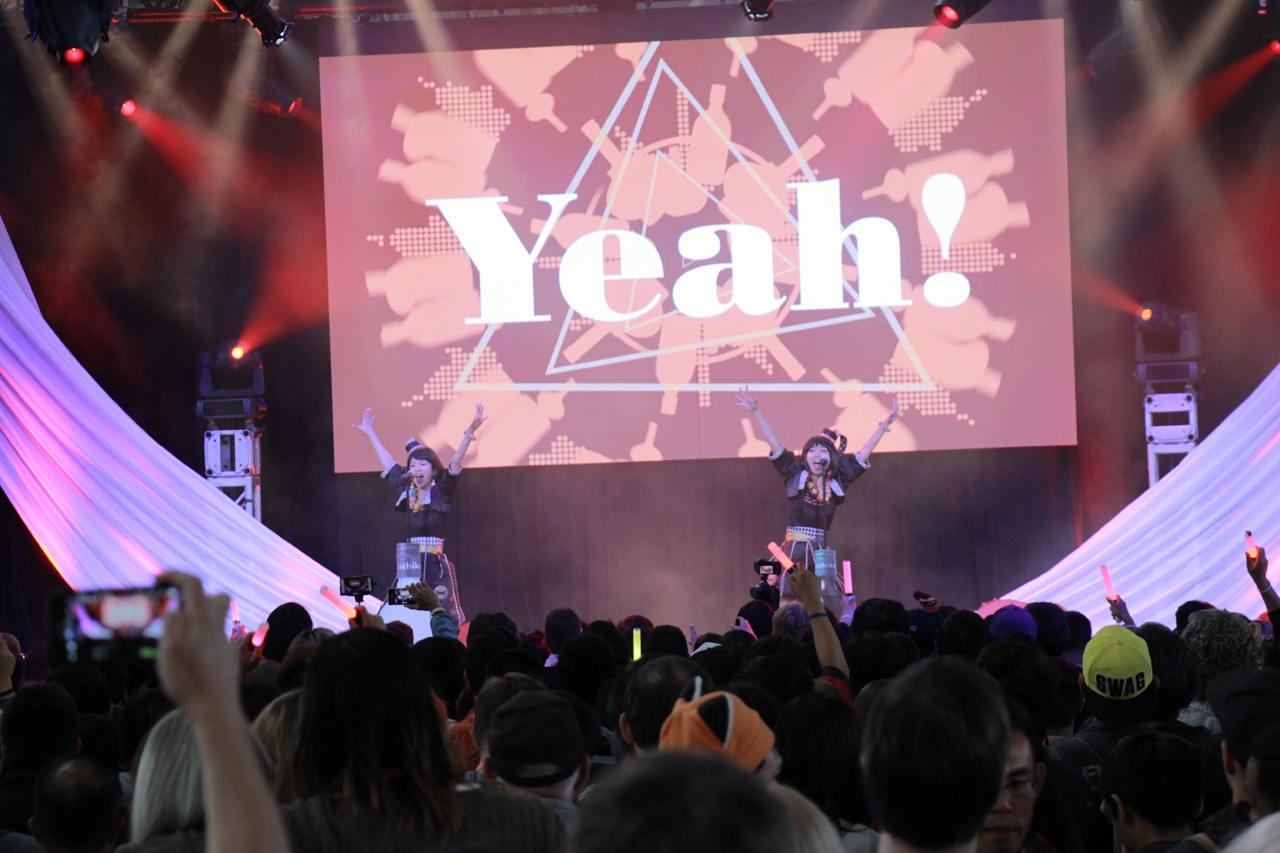 「J-POP SUMMIT 2016」で行われたYANAKIKUのライブの様子。
