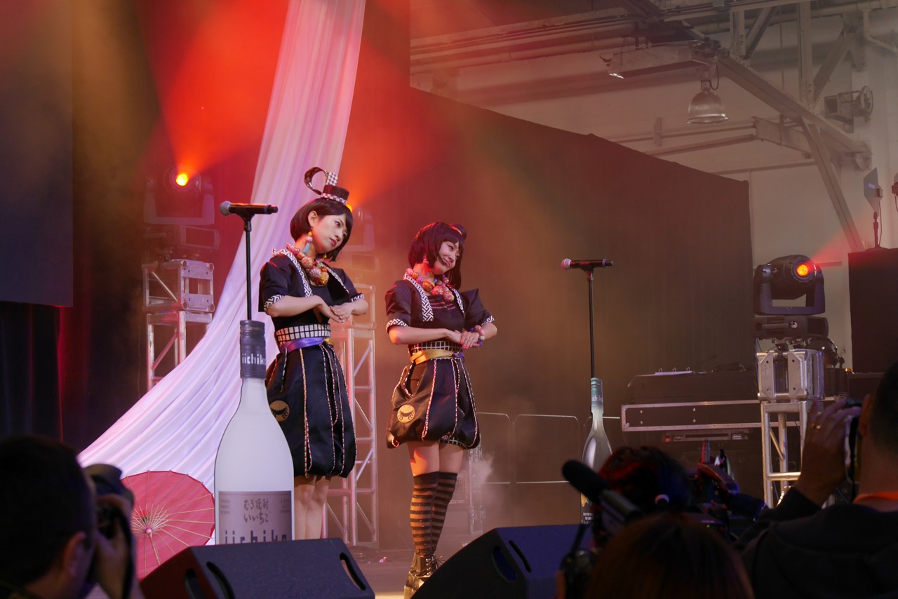 「J-POP SUMMIT 2016」で行われたYANAKIKUのライブの様子。