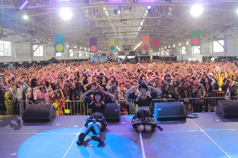 「J-POP SUMMIT 2016」で行われたYANAKIKUのライブの様子。