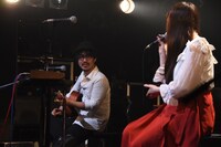 2人きりでの演奏を前にトークでぎくしゃくするTHE CHARM PARK（左）と南波志帆（右）。