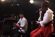 2人きりでの演奏を前にトークでぎくしゃくするTHE CHARM PARK（左）と南波志帆（右）。