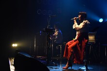 THE CHARM PARK（左）と2人で「Coffee Break」を披露する南波志帆。