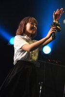 「Antique」ではベースを置いてパーカッションを演奏したおかもとえみ。