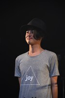 sparkjoy recordsオリジナルTシャツ、男性の着用例。モデルは植木晴彦。