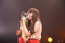 ファンから贈られた花束を抱える南波志帆。