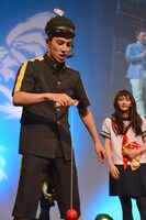 けん玉に挑戦するユースケ。