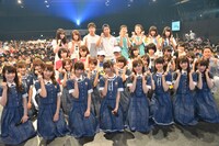 「ライオンスペシャル 第36回全国高等学校クイズ選手権 全国一斉大会」関東会場の参加者と乃木坂46。