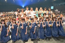 「ライオンスペシャル 第36回全国高等学校クイズ選手権 全国一斉大会」関東会場の参加者と乃木坂46。